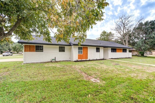 Building Photo - 1205 Inwood Dr Rental