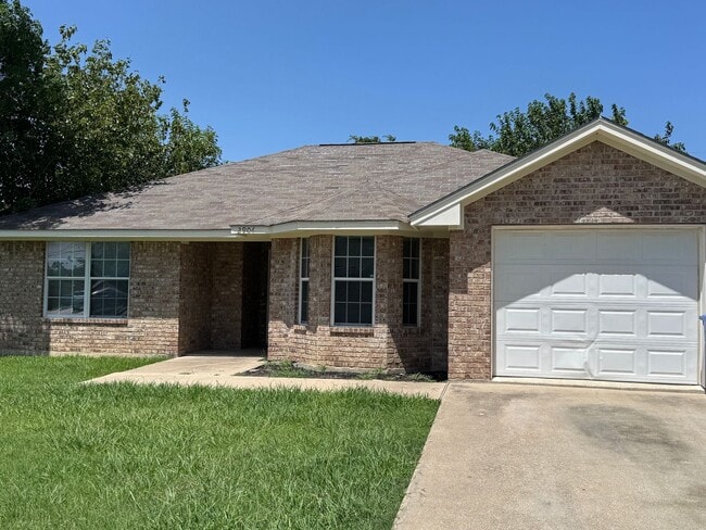 Building Photo - Spacious 3 Bedroom Home
