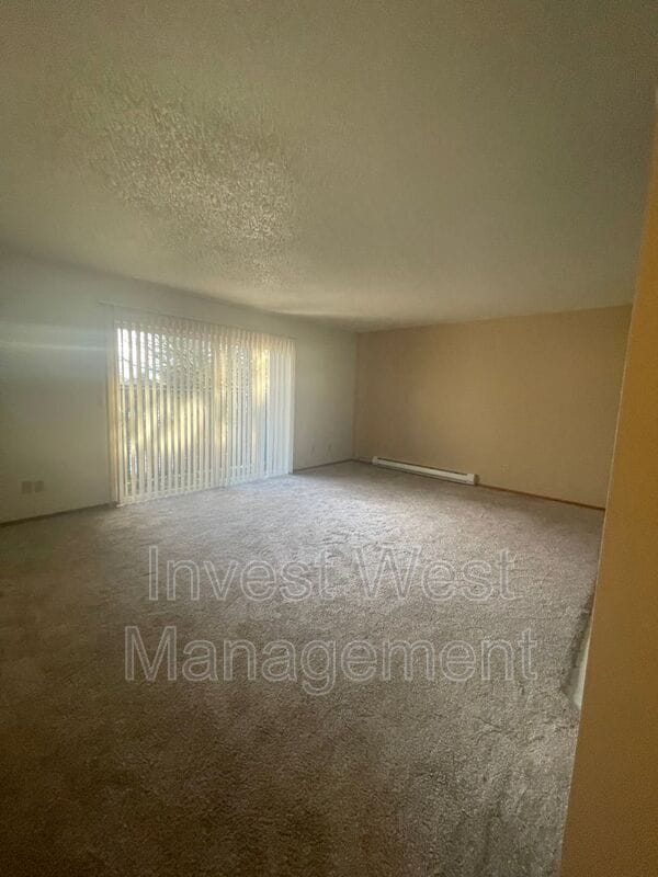 Building Photo - 1701 E Reserve St