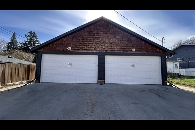 Photo - 11425-11467 67 St NW Unit 11425 - Garage