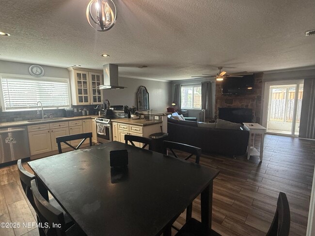 Photo - 4026 Cedar Island Rd E