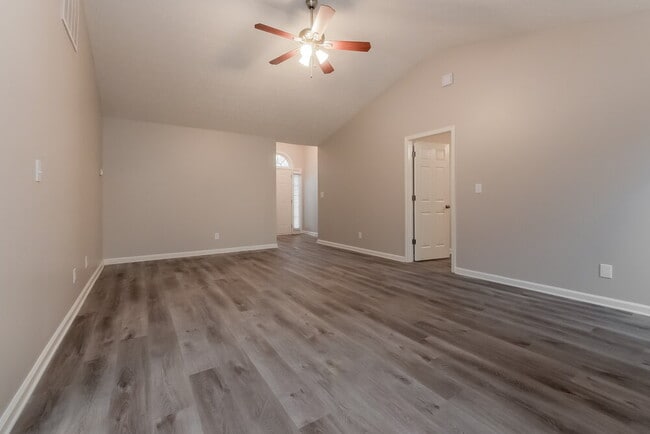 Photo - 939 Maple Leaf Ridge