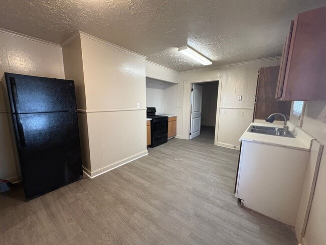Photo - Nice 4 bedroom/1 bath house with Oven & Refrigerator!
