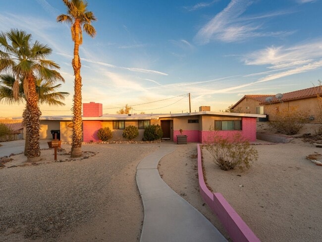 Building Photo - 3 Bedroom 2 Bathroom - Fully Furnished - Mid Century Modern