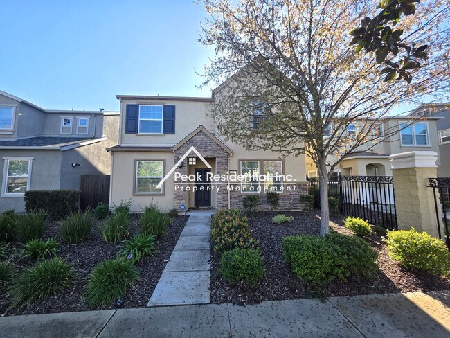 Building Photo - Spacious 4bd/2ba House - Gated Community