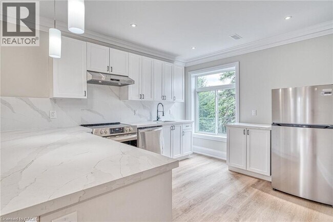 Photo - 86 Wellington St S