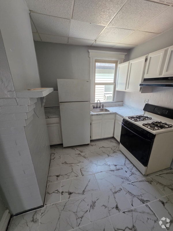 Building Photo - 96 Cummings St Rental