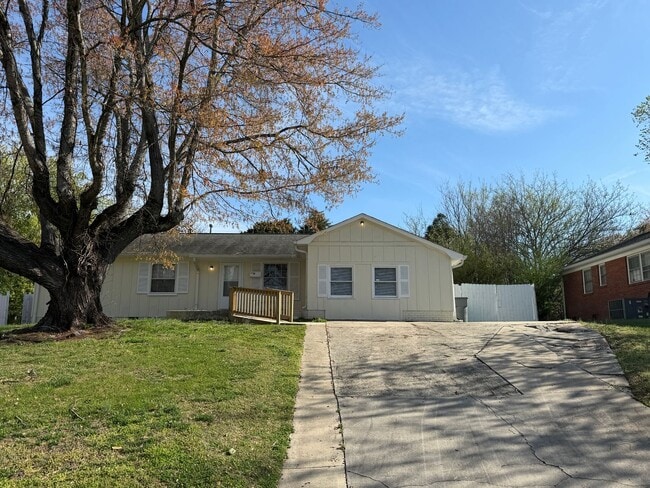 Building Photo - Large Home suitable for Residence or Business