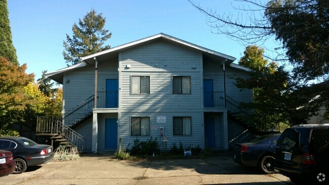 back side/ Parking - 234 NW Kings Blvd Rental