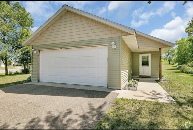 Building Photo - 702 3rd Ave SE Rental
