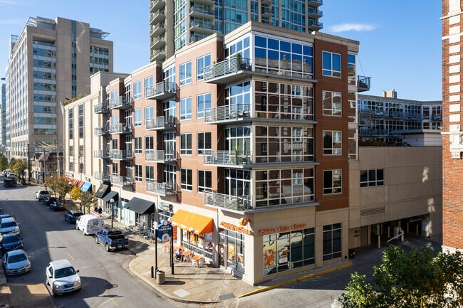 Vista en ángulo del espacio de venta - Nine North Euclid