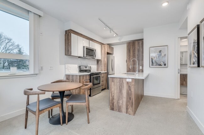 Building Photo - 1170 Barclay St Unit 404