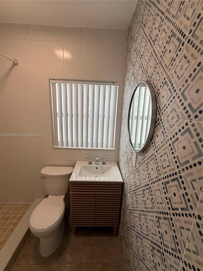 Building Photo - 2816 Pine Tree Dr Unit 2