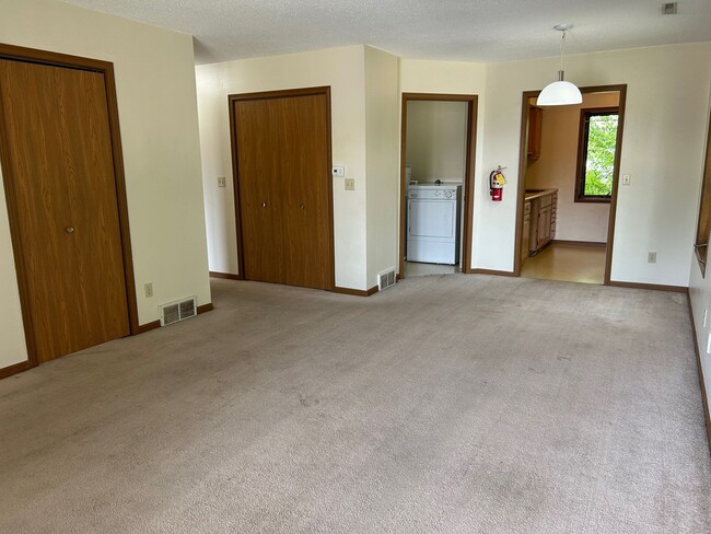 Building Photo - 1309 E Ave NE Unit #103