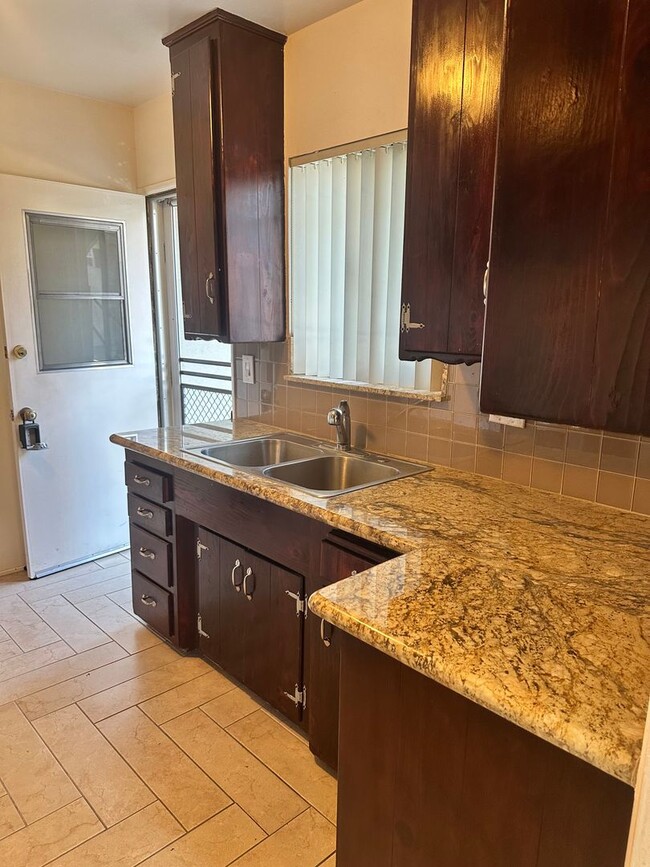 Photo - Valley Spring, 11339-11345 Unidad 11339 Valley Spring Ln