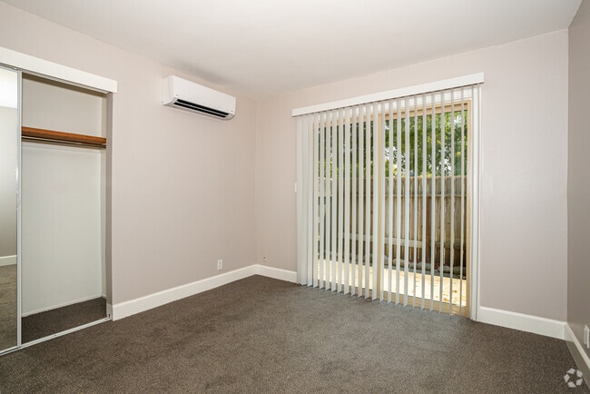 1BR, 1BA 594SF