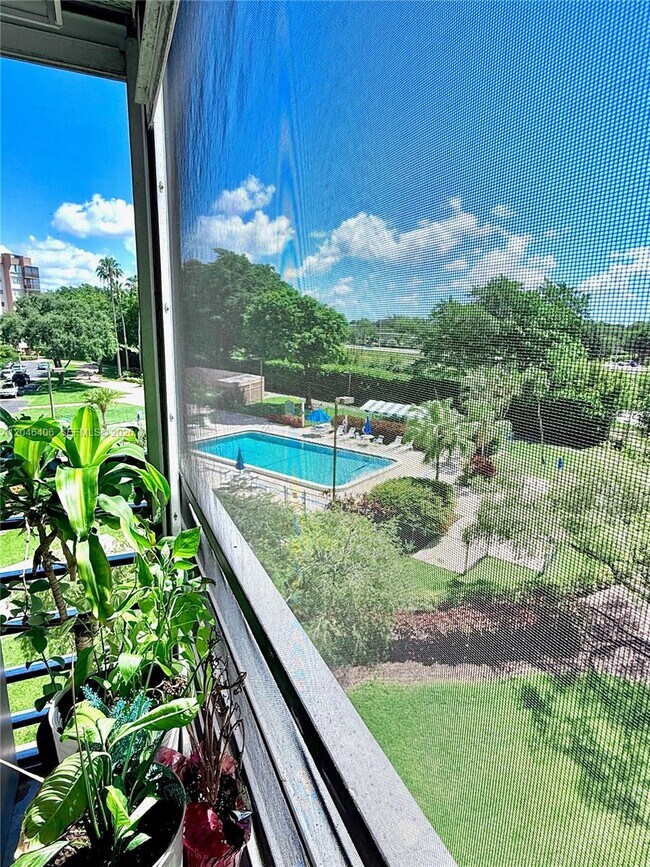 1300 St Charles Pl Unit 402