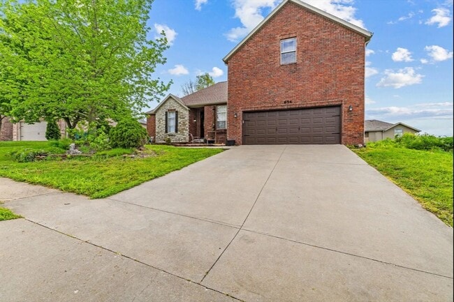 Building Photo - -NIXA- 5 bed 3 bath Home | TWO Large Maste...