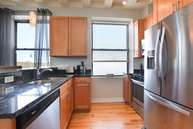 Kitchen - 1791 W Howard St Unit 303