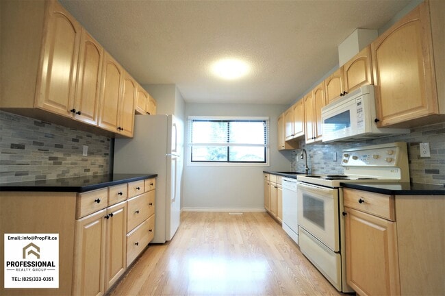 Photo - 17124 101 St NW