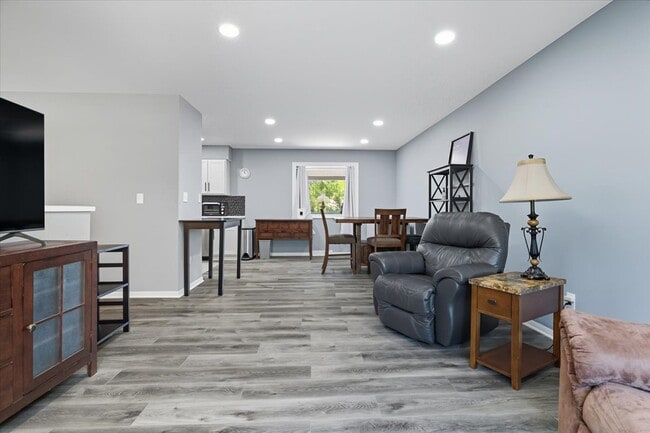 Photo - 830 Russell Ave