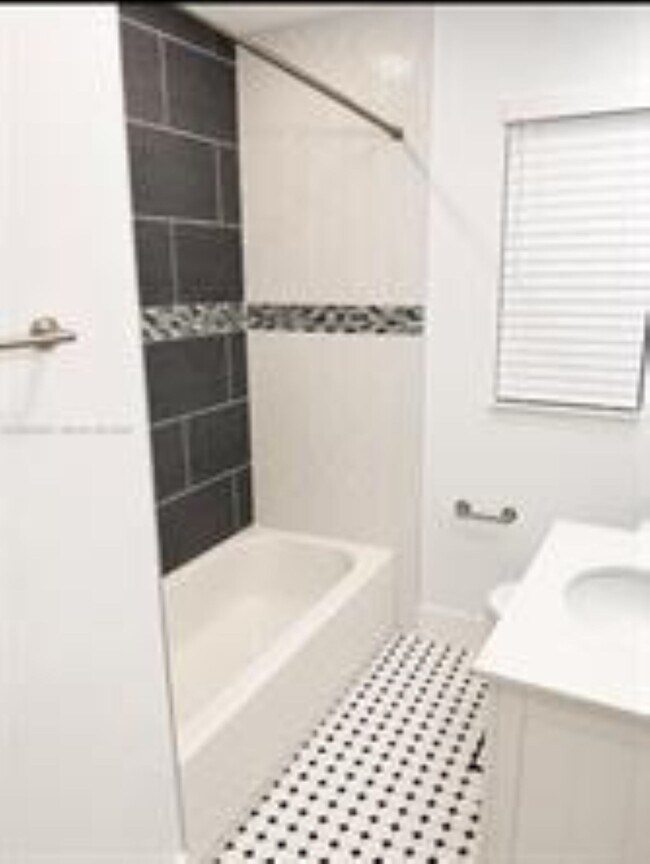 Photo - 1039 NE 17th Ave