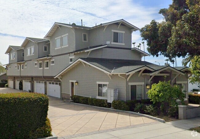 Building Photo - Pet friendly three-story townhouse-style c... Unit G