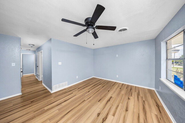 Photo - 4659 NW Ozmun Ave