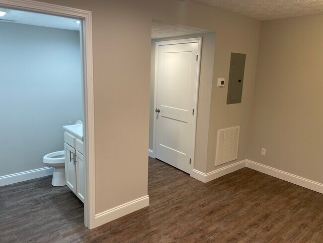 Photo - 1011 W 5th St