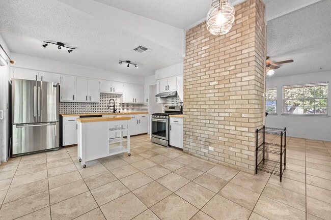 Photo - 6201 Hillston Dr