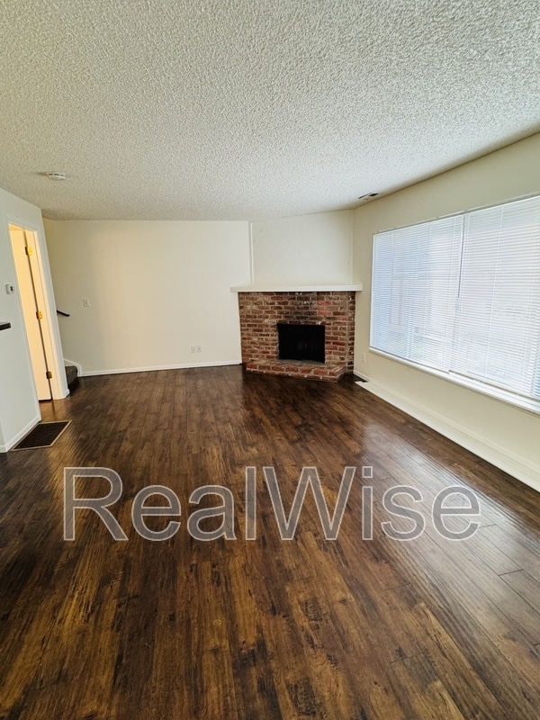Photo - 4278 Meadowbrook Ct NE