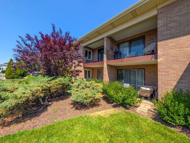 Building Photo - 483 N Larch Ave Unit 204W