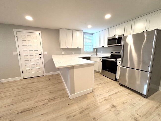 Building Photo - 2026 Lombard Ave Rental