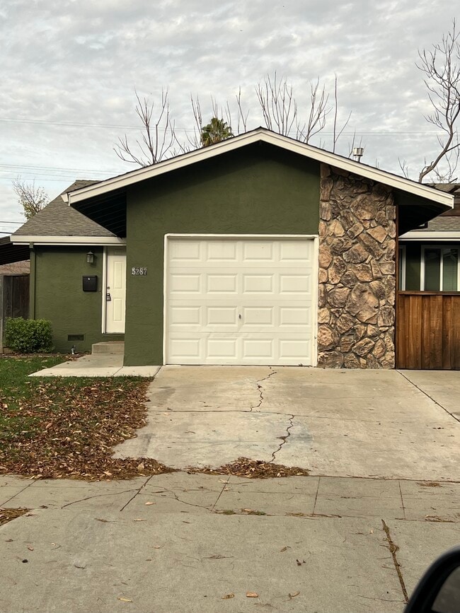 Building Photo - 5287 Snow Dr Unit SNOW DRIVE