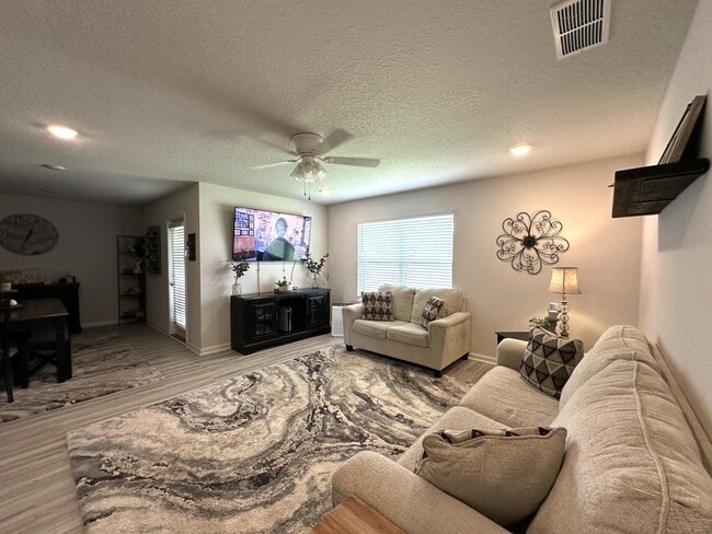 Photo - 828 Otto Loop