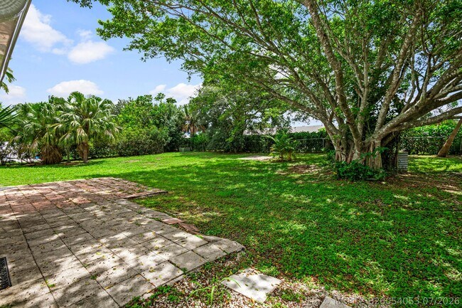 766 SW Belmont Cir