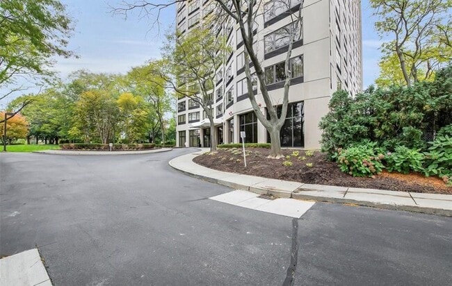 Building Photo - 5000 Town Center