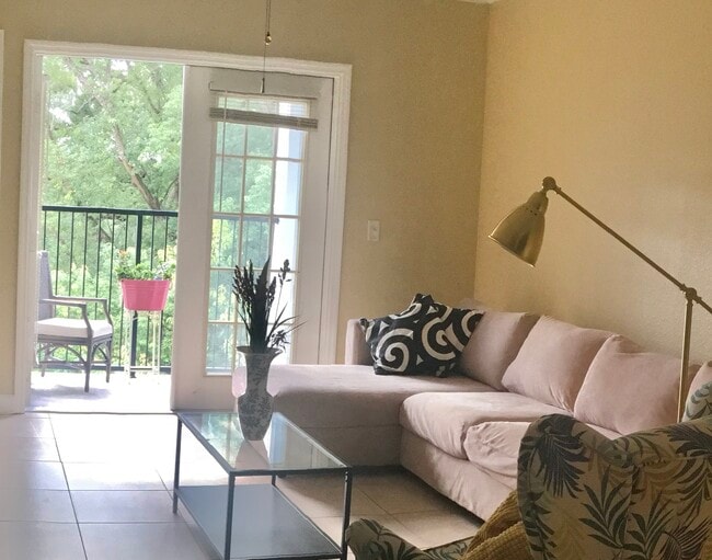 Building Photo - 304 E South St Unit 4022