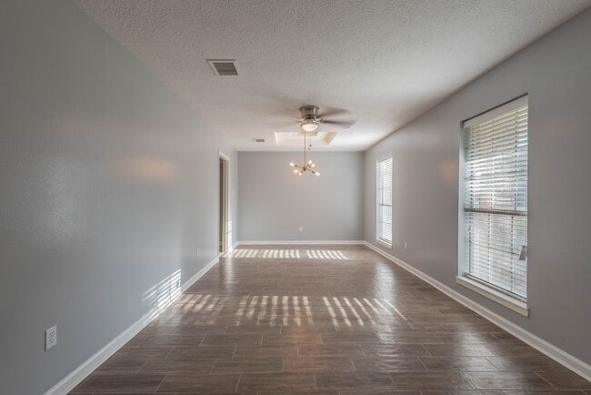 Photo - 423 Gentilly Dr