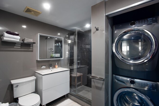 Photo - 102 CHRISTOPHER COLUMBUS Dr Unit 702