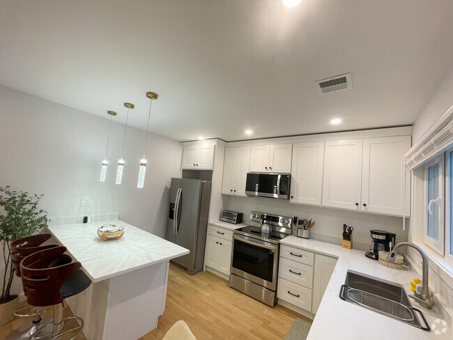 Building Photo - 76 Thorndike St Unit 2 Rental