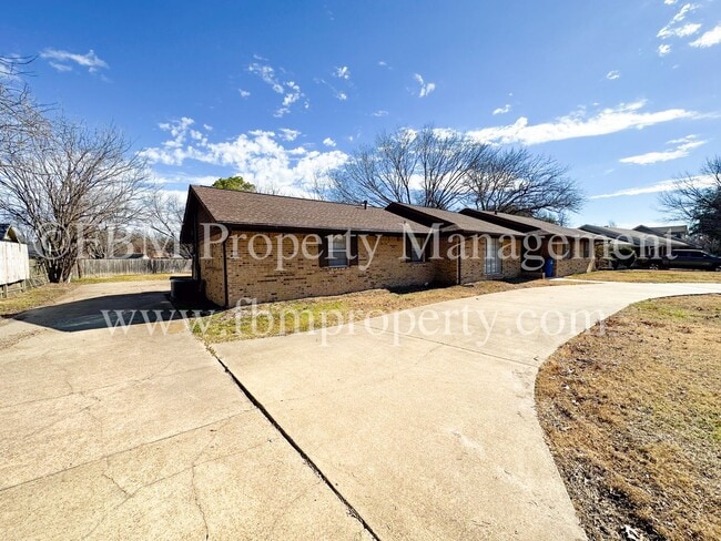Photo - 1204 Williamsburg Dr
