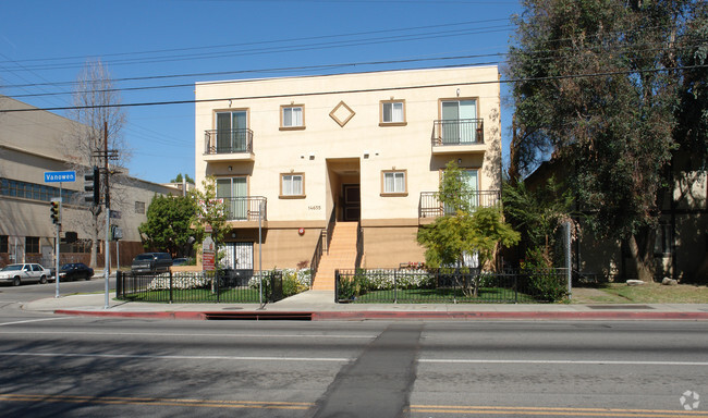 Building Photo - 14655 Vanowen St Rental