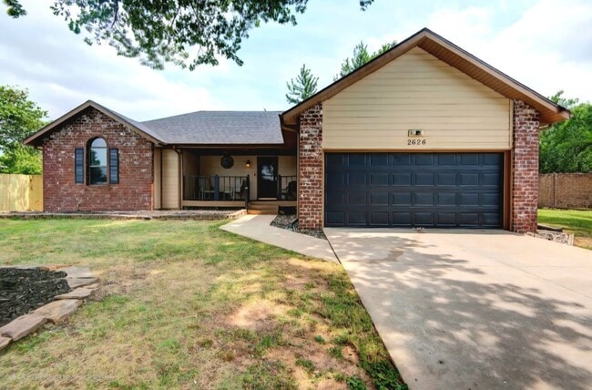 Building Photo - 4 bedrooms / 2 bathrooms / Privacy Fence /... Rental