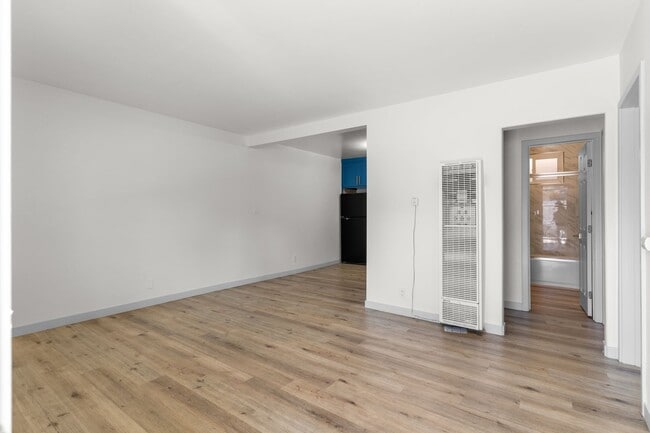 Building Photo - 1078 E 7th St Unit 03 Rental