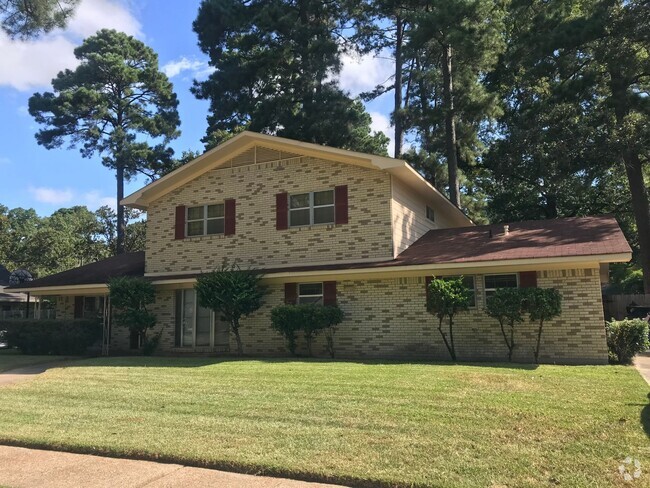 Building Photo - Large Home off Line Ave.....