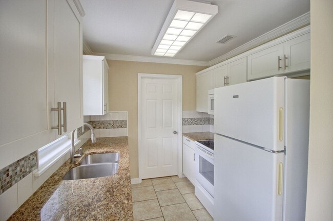 Photo - 323 Elm Dr