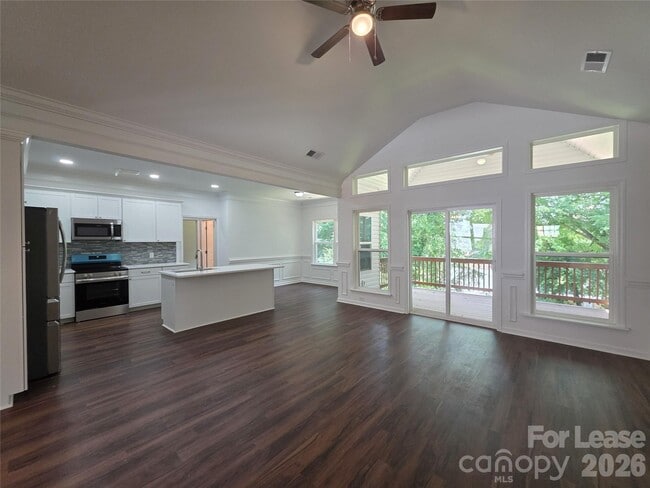 Photo - 595 Foxwood Dr SE