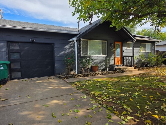 Building Photo - 3 BED/1 BATH LOCATED IN REDDING, CA