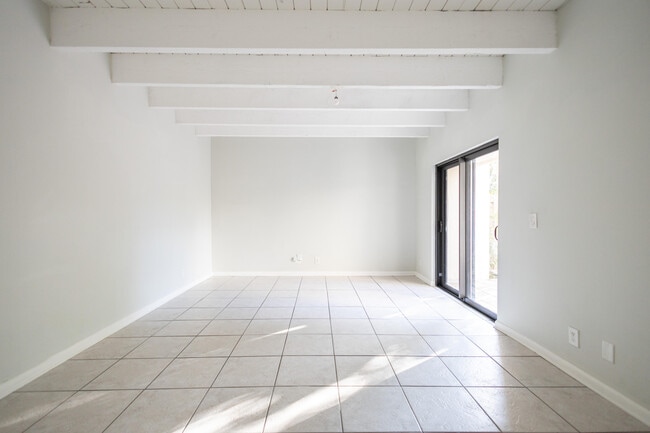 Photo - 1640 Shaker Cir